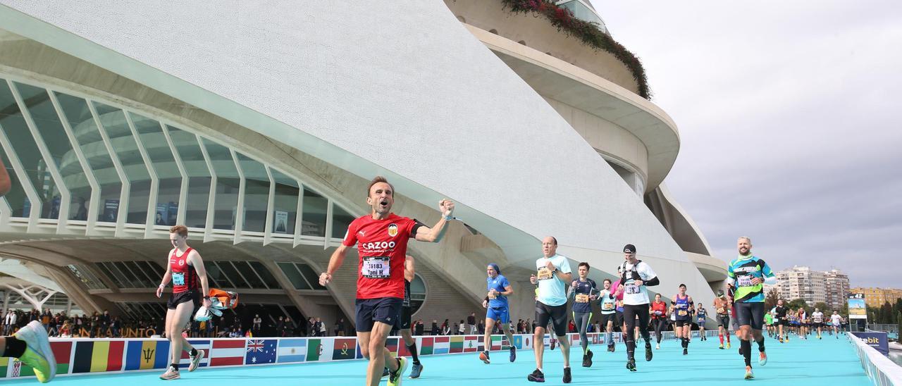 Toni Hernández entrando por la línea de meta del Maratón de València