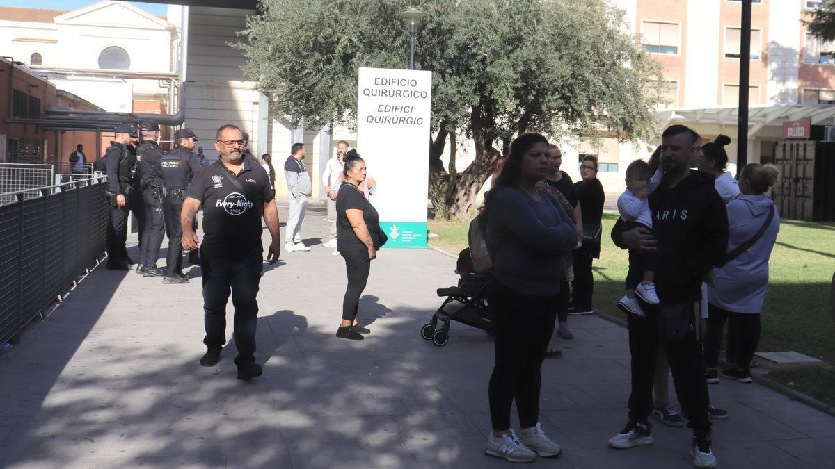 Familiares del hombre acuchillado en Xirivella, a las puertas del Hospital General de València donde permanece ingresado.