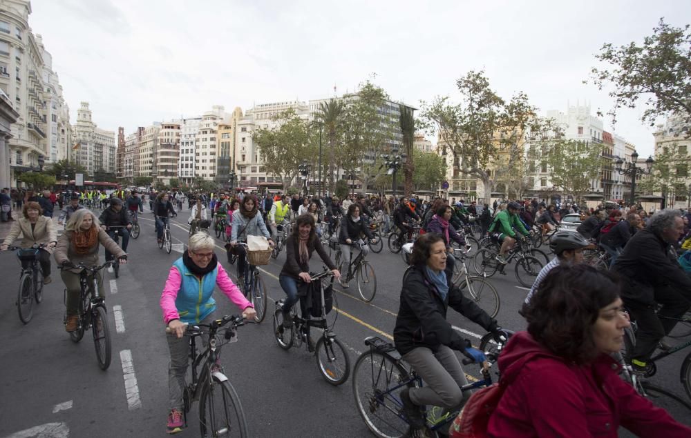 'Bicifestación' en Valencia con motivo del Día Mundial de la Bici