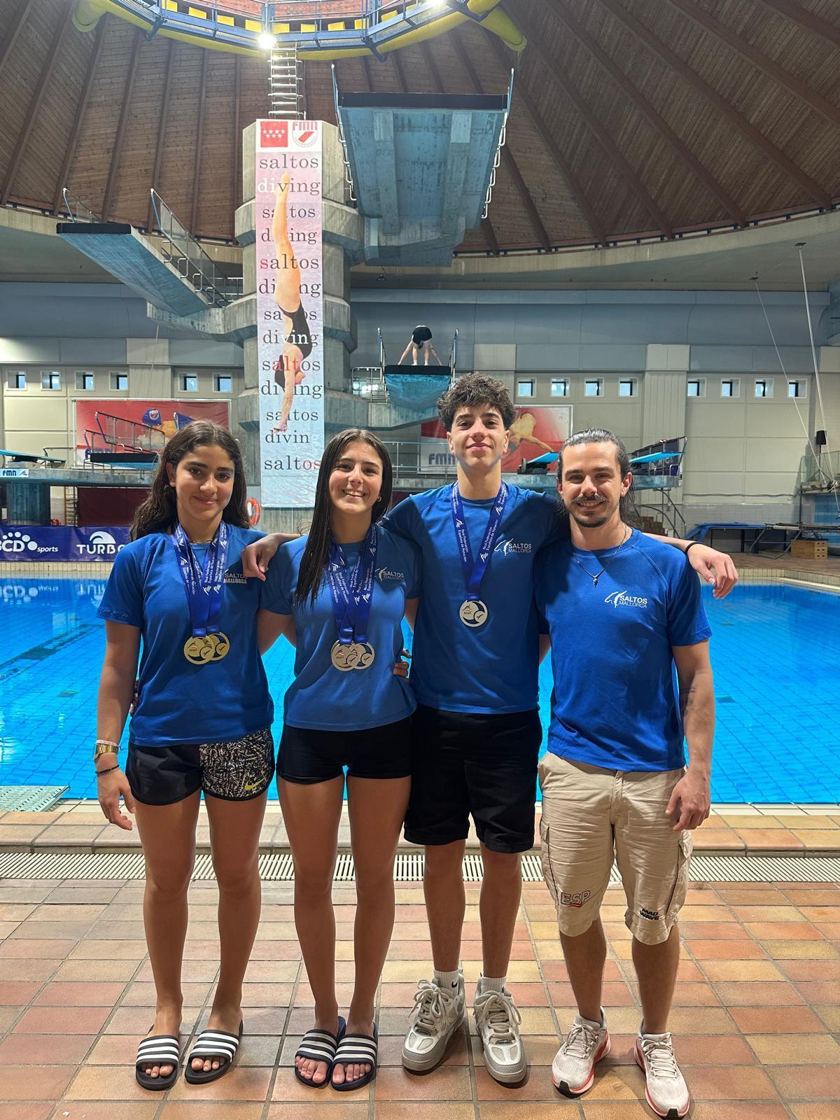 Los medallistas mallorquines posan en Madrid con su entrenador.