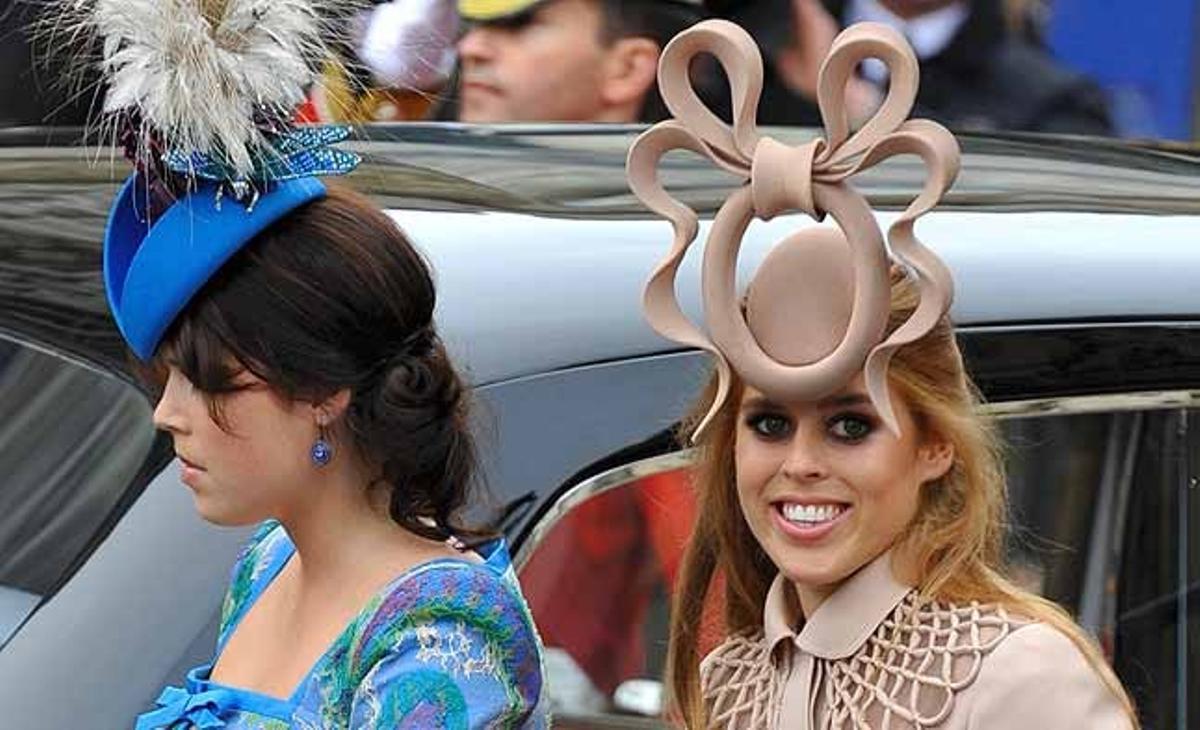 La princesa Beatriu, a la dreta, i la seva germana, la princesa Eugènia, arriben a l’abadia de Westminster per al casament del seu cosí, el príncep Guillem.