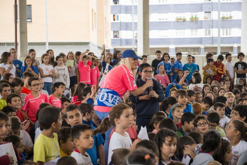 Los jugadores del Real Oviedo, Esteban y Diegui, visitan el colegio de La Corredoria 2