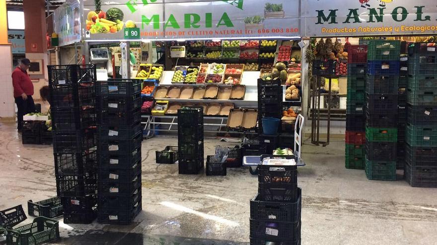 Puestos de fruta en el Mercado Municipal de Marbella.