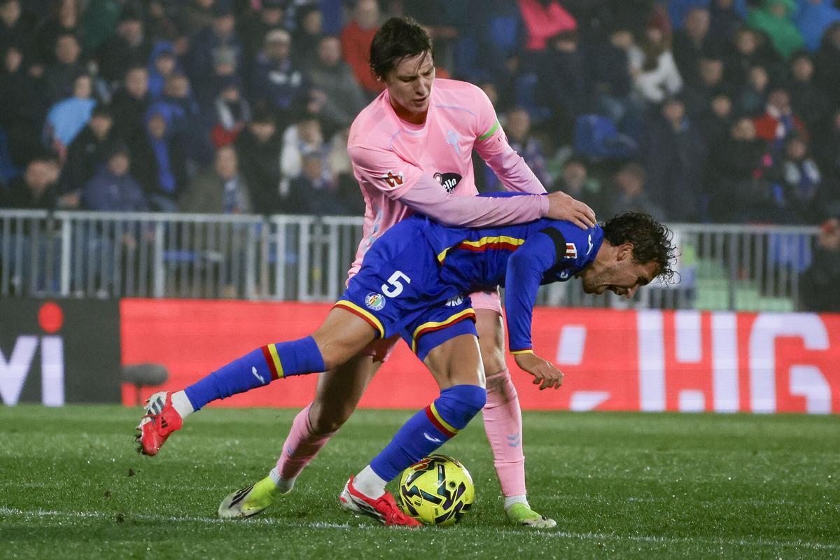 GETAFE, 01/02/2026.- El centrocampista del Getafe, Luis Milla (d), cae ante el centrocampista del Celta, Fer López, durante el encuentro correspondiente a la jornada 22 de Laliga EA Sports que disputan hoy Domingo Getafe y Celta en el Coliseum de la localidad madrileña. EFE / Zipi Aragón.