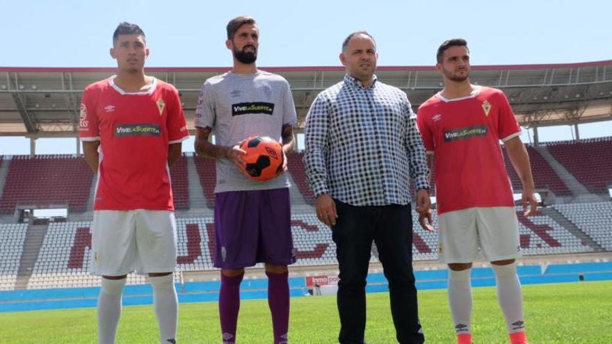 Los nuevos jugadores, con el director deportivo, Deseado Flores