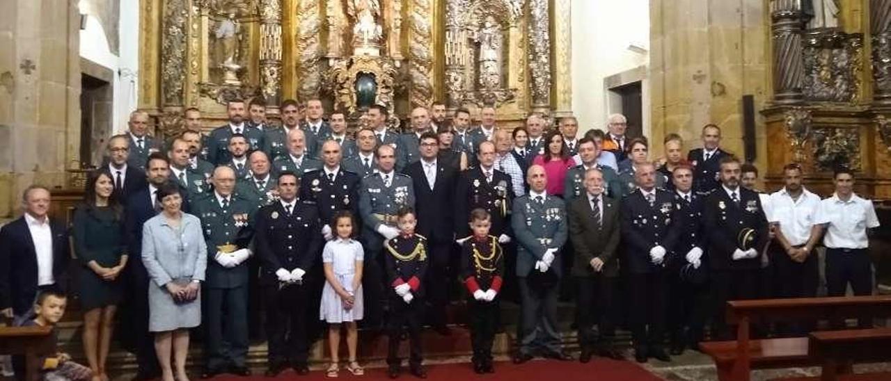 La Guardia Civil acompañada por representantes de la Policía Nacional, la Policía Local, Protección Civil y la Corporación municipal de Valdés, además de familiares, ayer, en la iglesia de Luarca.