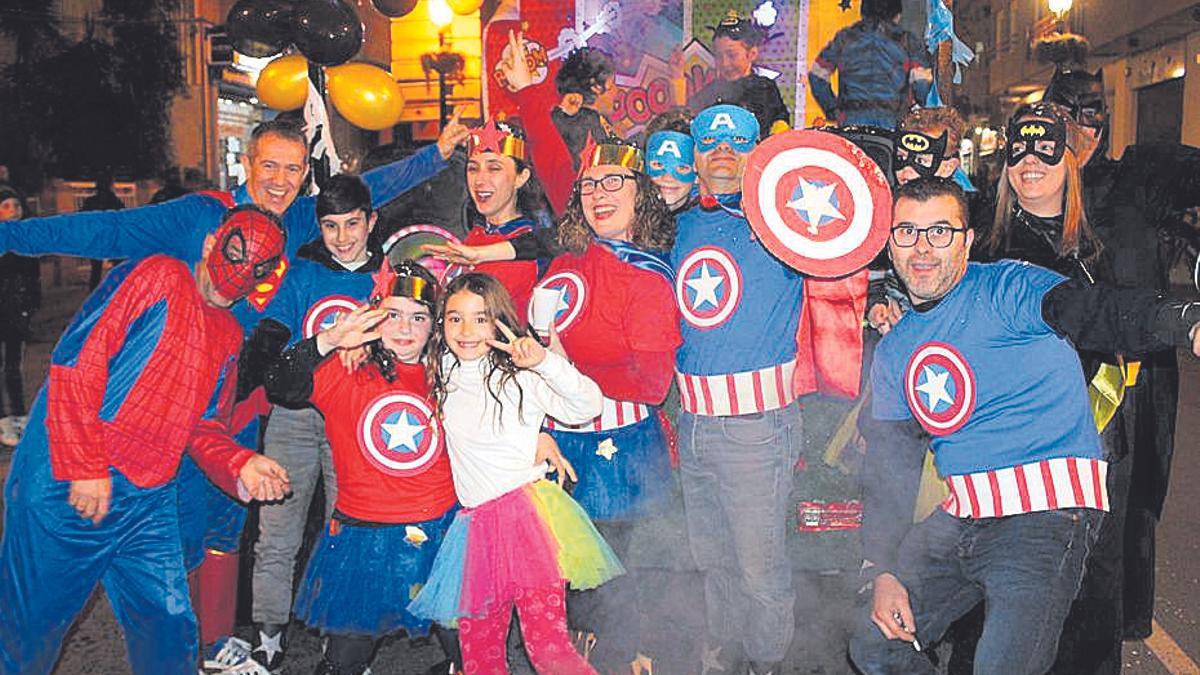 Muchos grupos de vecinos se organizan para ir disfrazados con a misma temática.