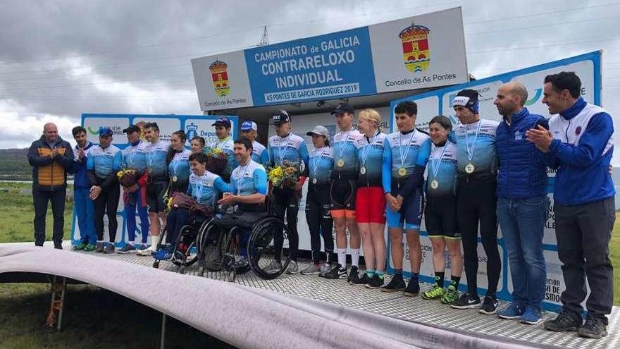 Podio con todos los ganadores del Campeonato Gallego de Contrarreloj disputado ayer en As Pontes.