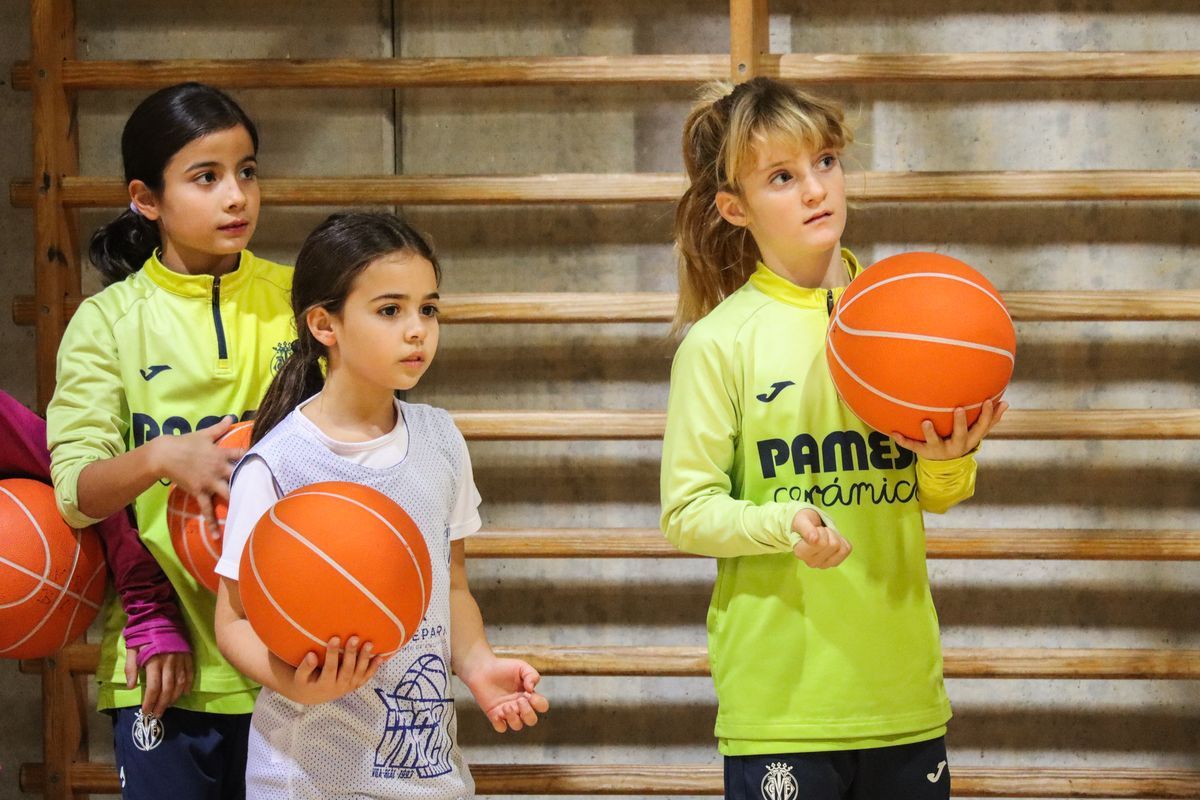 Jornada de hermanamiento entre las chicas del Villarreal y las del Vila-real Bàsquet