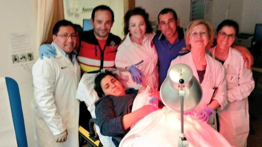 El equipo médico del centro de salud de Pinoso con el conductor de la ambulancia, la recién nacida y sus padres tras el feliz alumbramiento