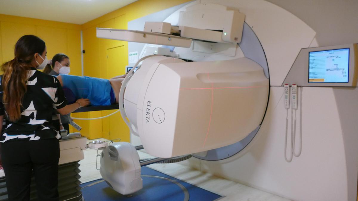 Un paciente durante su tratamiento de radioterapia en el Hospital San Juan de Dios de Córdoba