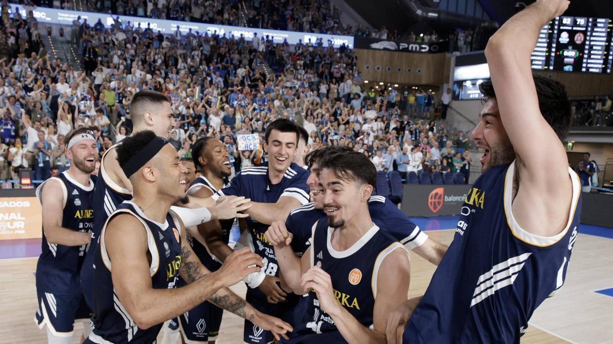 Los jugadores del Alimerka Oviedo Baloncesto celebran la victoria ante el Gipuzkoa Basket.