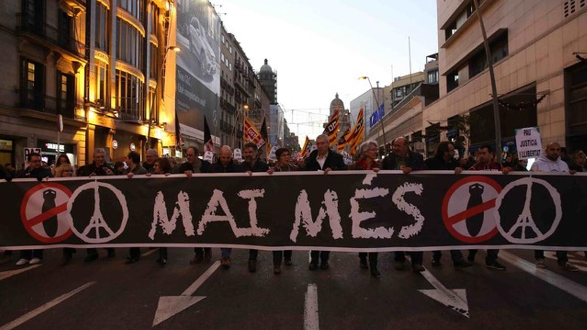 La cabecera de la manifestación de Barcelona contra la guerra.