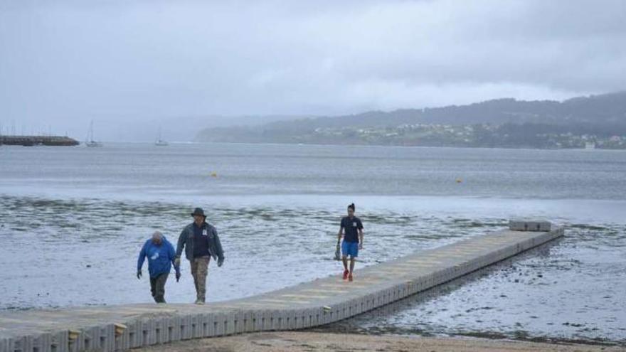 Pasarela para evitar lodos en la playa de Sada.