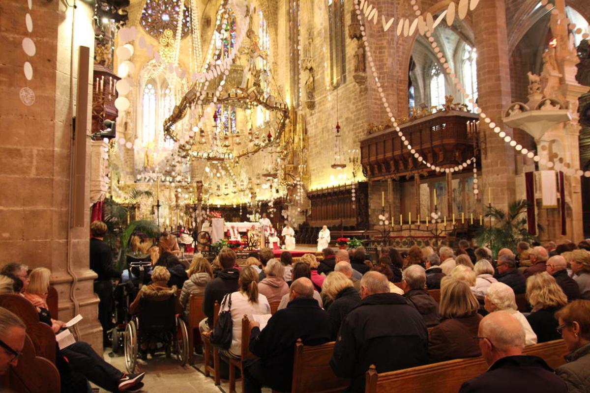 Mehrere tausend Personen kamen an Heiligabend wieder zu den beiden Ausgaben der deutschsprachigen ökumenischen Christvesper in der Kathedrale von Palma de Mallorca, die inzwischen seit 1971 auf Mallorca stattfinden. Die Predigt hielt Pfarrer Andreas Falow.