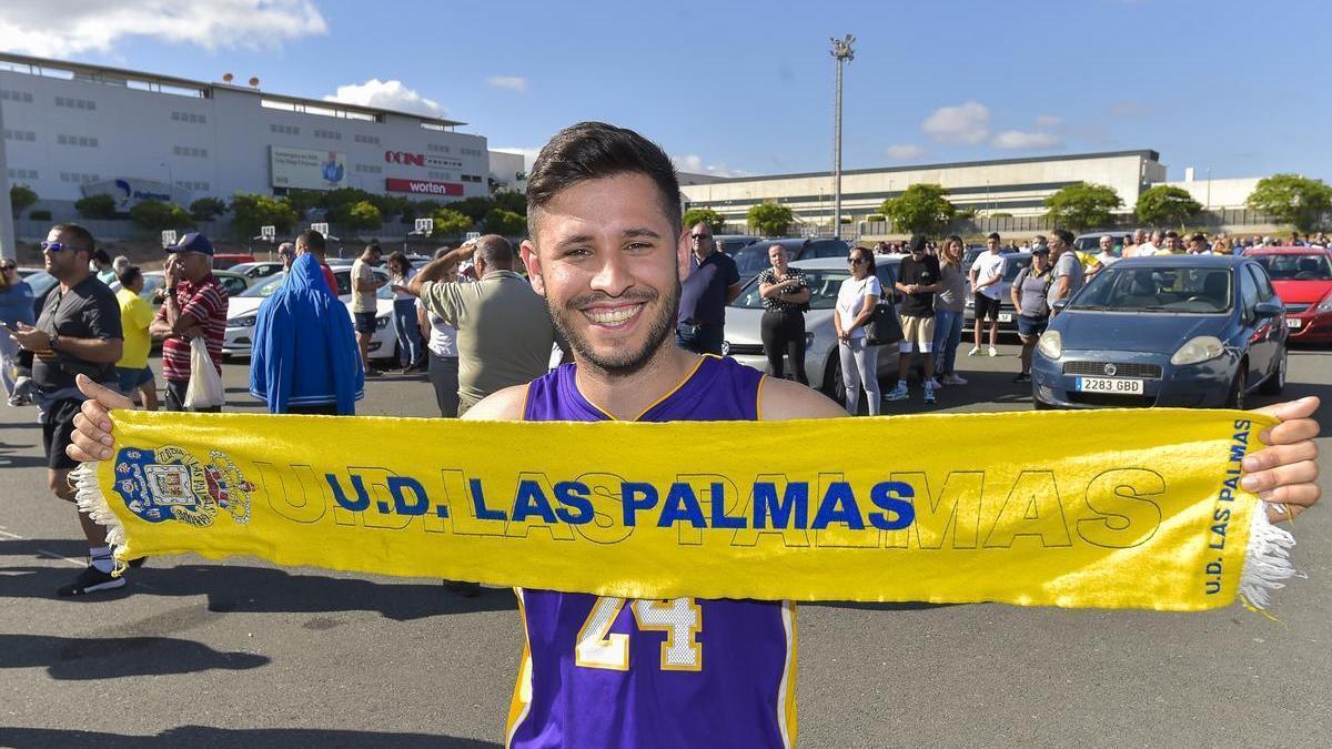 Adrián Jesús Rodríguez Galván exhibe orgulloso su bufanda de la UD en la cola por las entradas del derbi