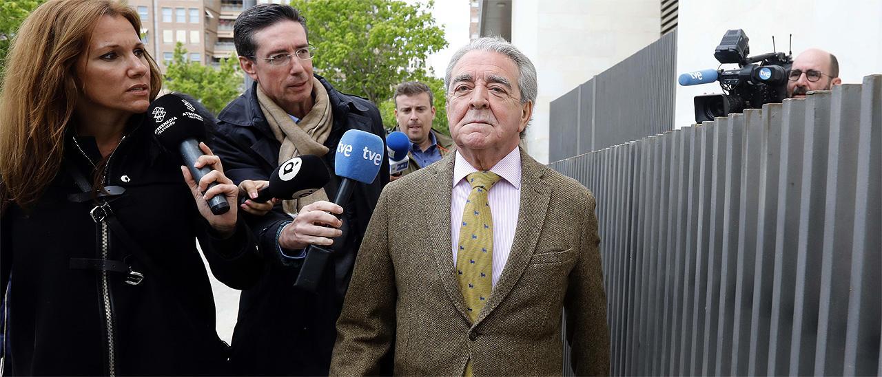 El abogado José María Corbín en la primera comparecencia en el juzgado después de quedar en libertad, tras un mes encarcelado por la primera operación policial del caso Azud.