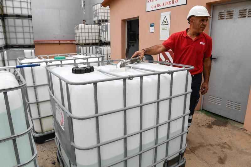 26-03-20  GRAN CANARIA. ZONA INDUSTRIAL DE SALINETAS.  TELDE. Arehucas para su produccón de bebidas espirituosas para fabricar alcohol para fines sanitarios en su fabricade ubicada en la Zona Industrial de Salinetas.  Fotos: Juan Castro.  | 26/03/2020 | Fotógrafo: Juan Carlos Castro