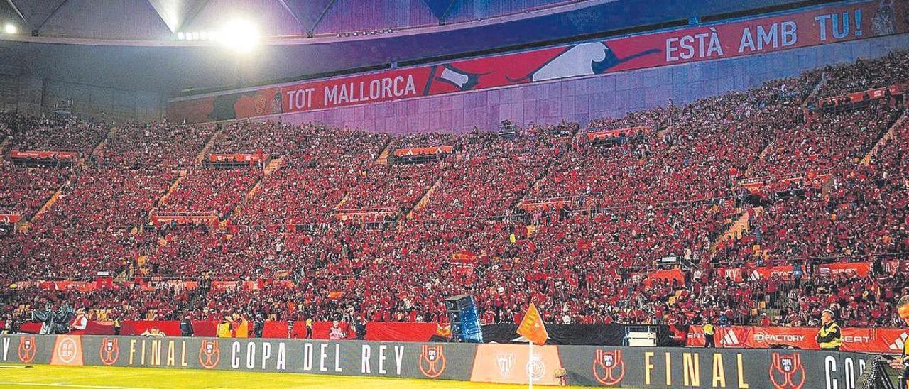 La grada mallorquinista en el fondo norte de La Cartuja en la final de la Copa del Rey.