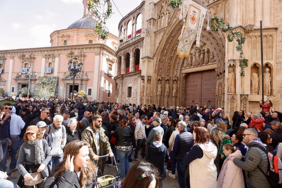 Multitud de personas en la Plaza de la Virgen para visitar el manto de la Mare de Déu.