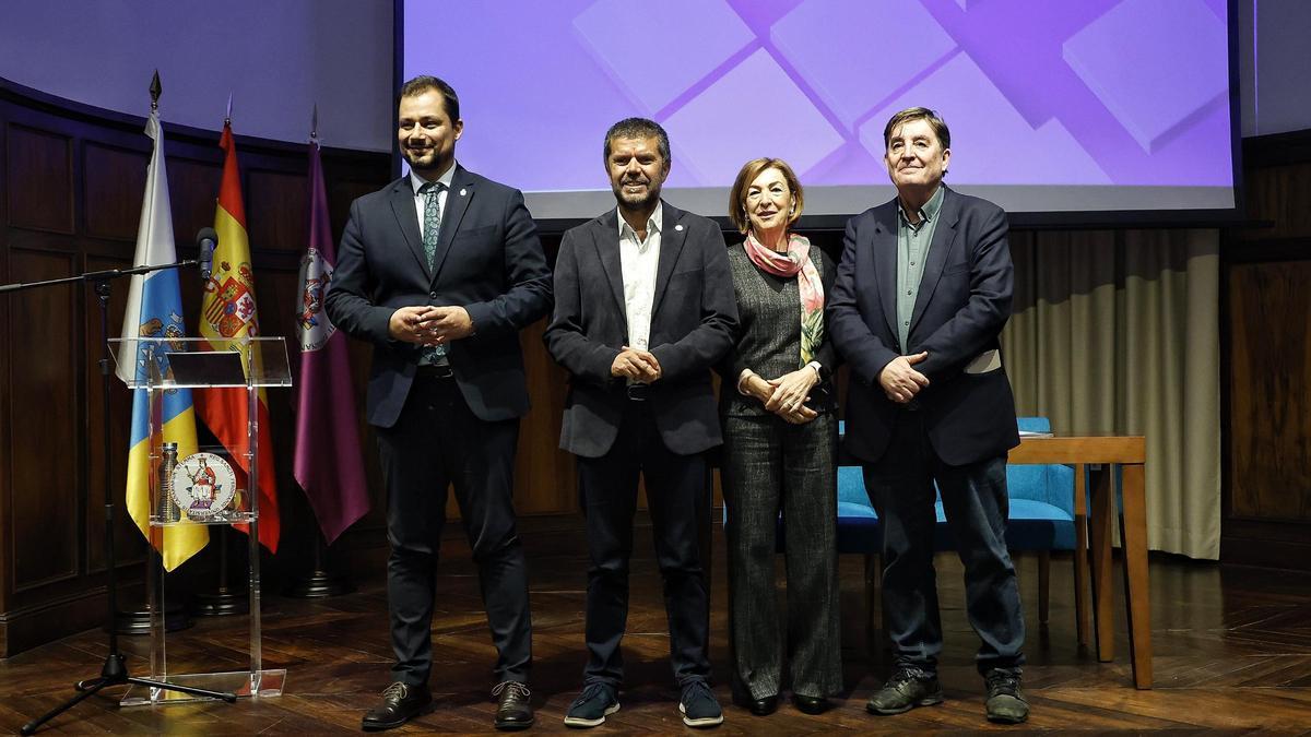 Badel Albelo, Francisco García, Margarita Ramos y Luis García Montero tras la firma del convenio de colaboración.