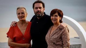 El director Aitor Gabilondo y las actrices Elena Irureta (izquierda) y Ane Gabarain, en San Sebastián, este sábado.  