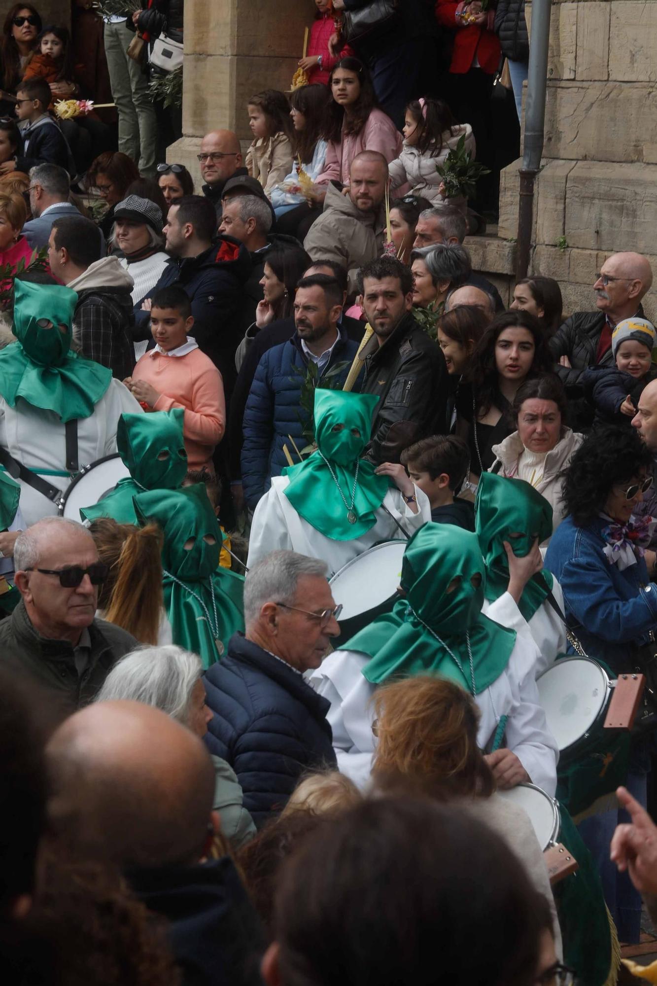 Multitudinaria bendición de ramos y procesión de La Borriquilla en Avilés