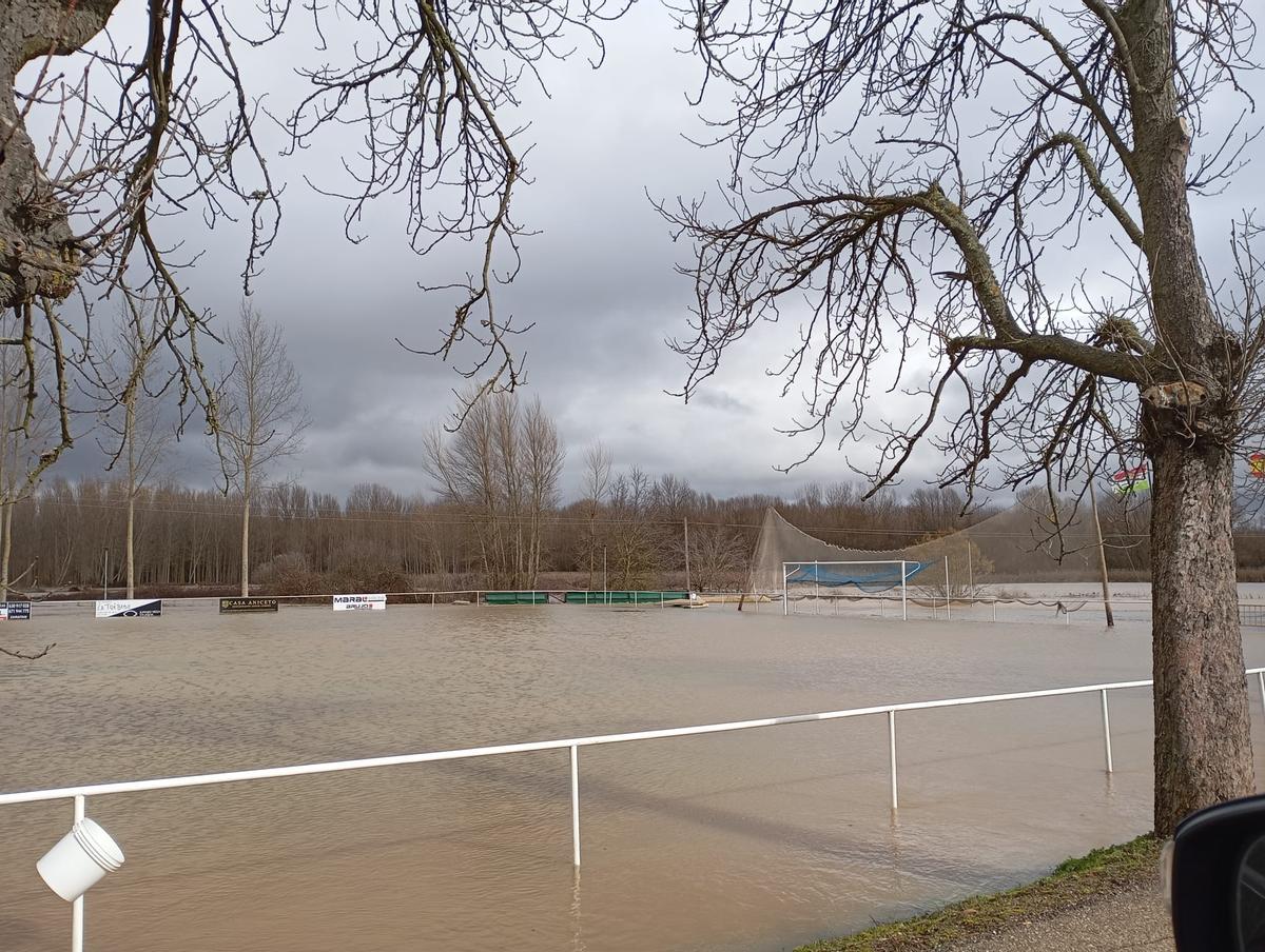 El agua en Coomonte, junto a la carretera provincial.
