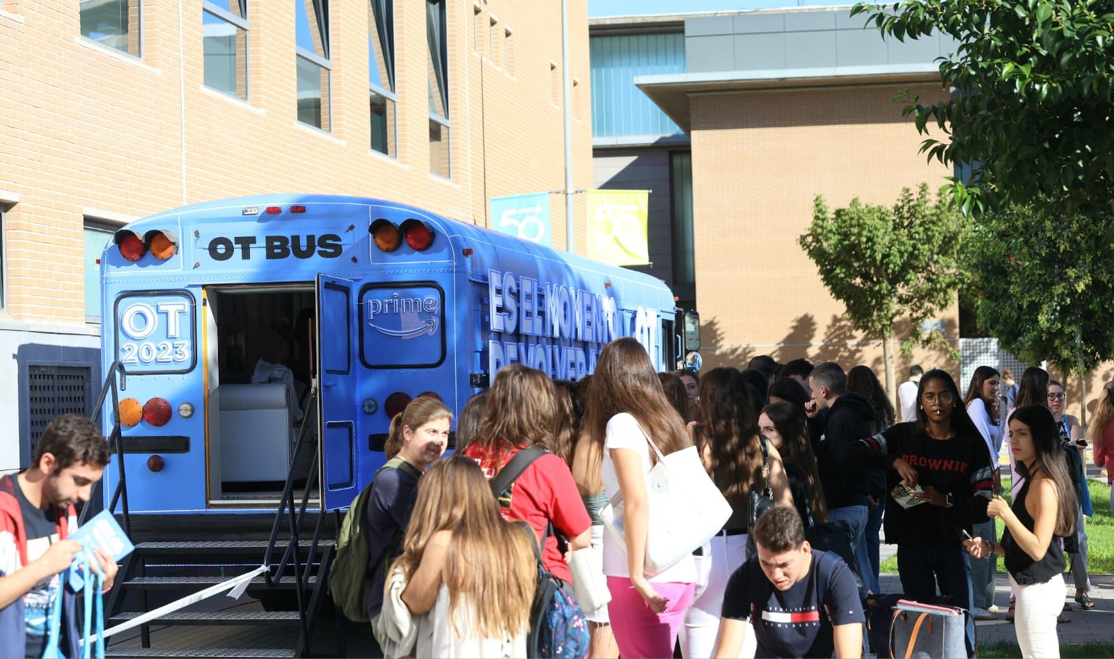 Exposición de OT dentro de un autobús en el CEU San Pablo