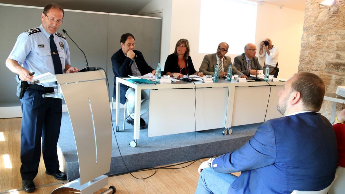 La alcaldesa Núria Marín junto al conseller Buch y representantes de los cuerpos policiales en la Junta Local de Seguridad L'Hospitalet