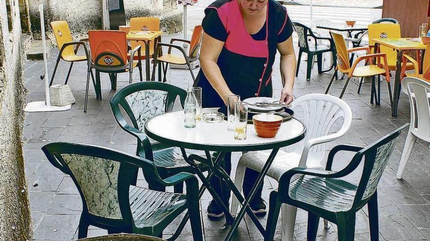 La mesa donde se produjo el arresto, en el bar Centro de Grandas de Salime, en Asturias.