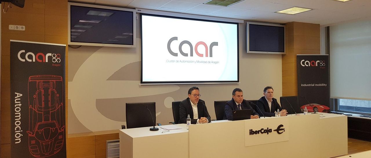 David Romeral, gerente del clúster aragonés del automóvil; Benito Tesier, presidente de la asociación empresarial; y Juan Carlos Dueñas, vicepresidente de Innovación, este martes en la rueda de prensa.
