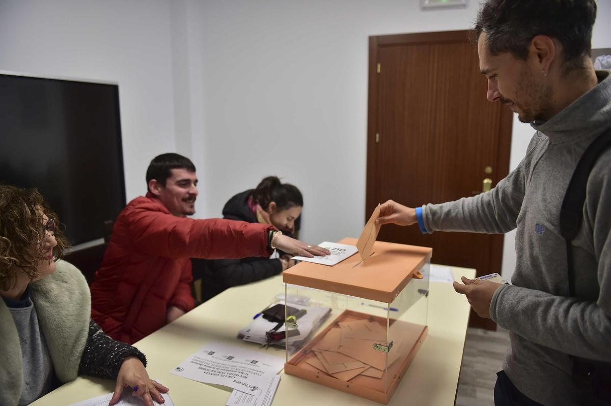 Fotogalería | Elecciones en Extremadura: Así votan este 21D en Jarilla y Villar de Plasencia
