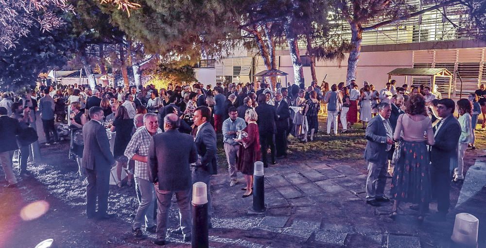 Unos cuatrocientos invitados disfrutaron de un cóctel servido por Turquesa y lleno de anécdotas.