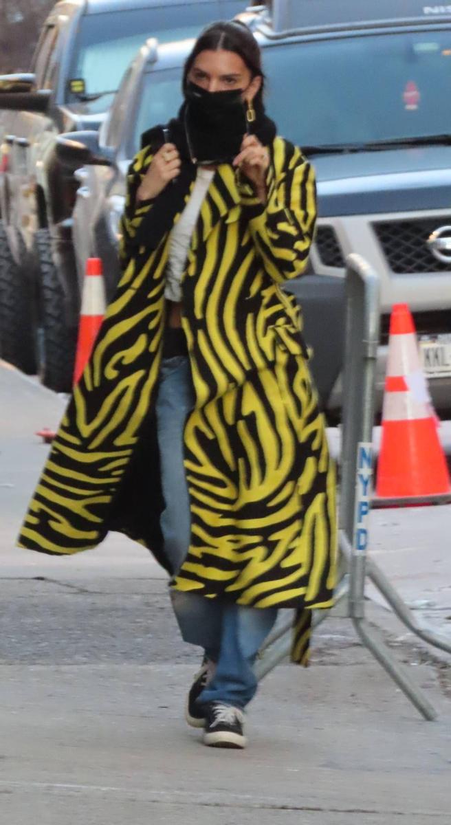 Emily Ratajkowski con vaqueros, zapatillas y trench estampado