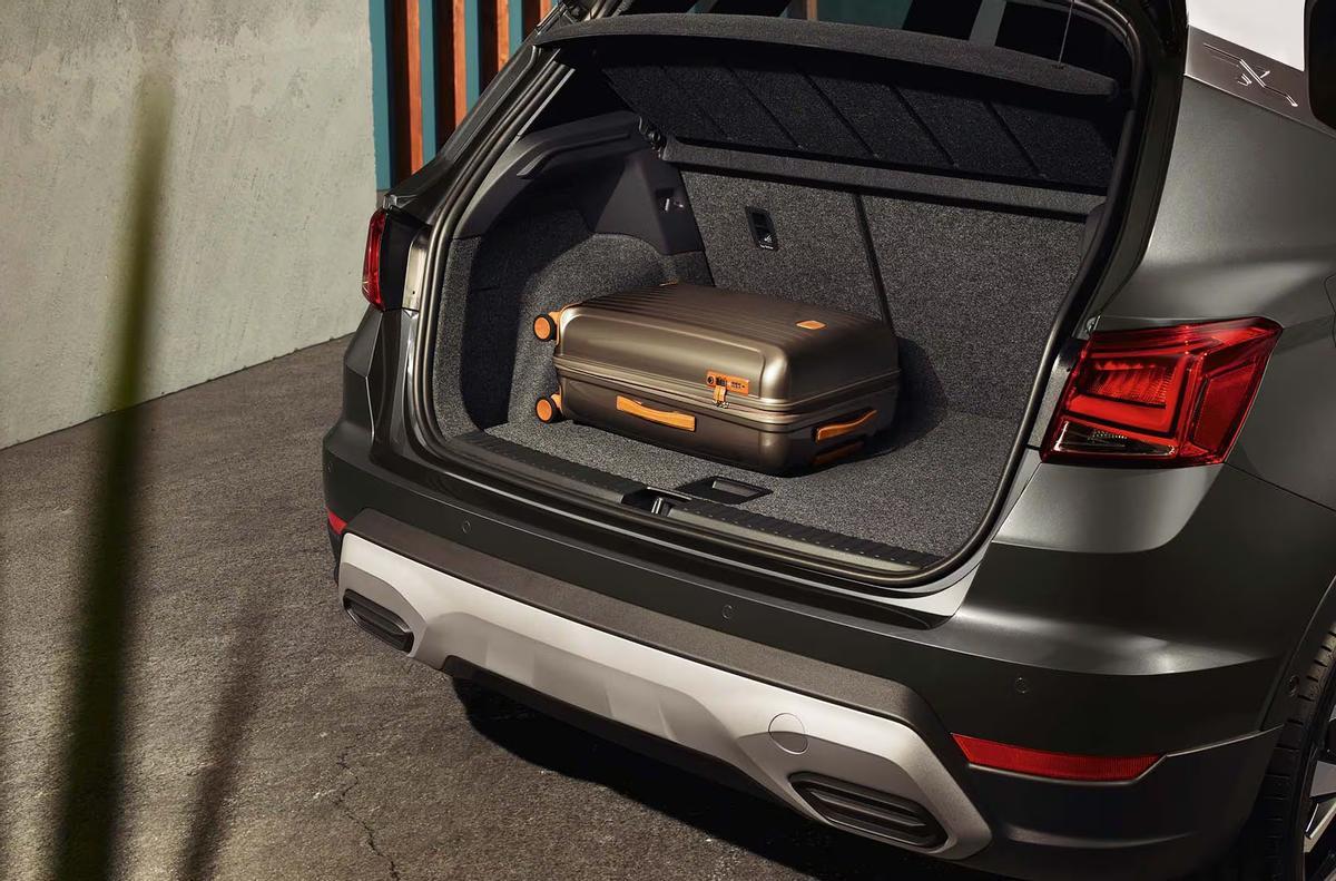 El Seat Arona es un coche de 5 puertas y mide 4,15 metros de longitud, 1,78 metros de anchura y 1,54 metros de altura. El maletero homologa 282 litros de capacidad, y con los asientos abatidos, aproximadamente 400. El Seat Arona es un coche de 5 puertas y mide 4,15 metros de longitud, 1,78 metros de anchura y 1,54 metros de altura. El maletero homologa 282 litros de capacidad, y con los asientos abatidos, aproximadamente 400.