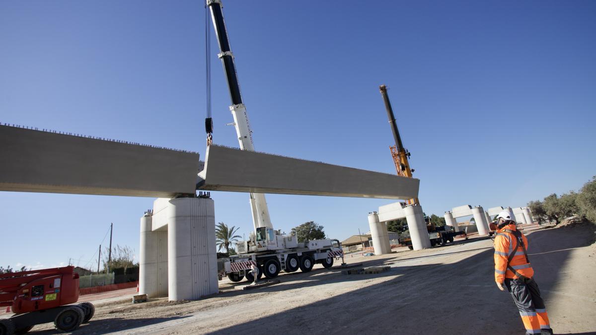 Instalación de una de las vigas del viaducto del AVE a su paso por la diputación lorquina de Tercia.