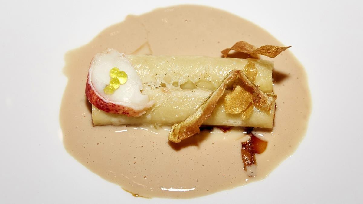 Macarrones con parmesano viejo, bogavante y sopa de fuagrás y café. Macarrones con parmesano viejo, bogavante y sopa de fuagrás y café.