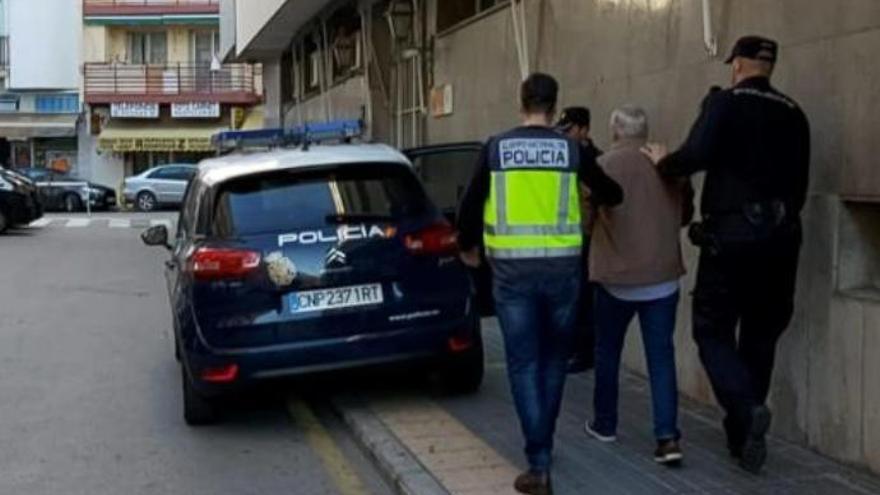 La Policía traslada al presunto estafador en Benidorm.