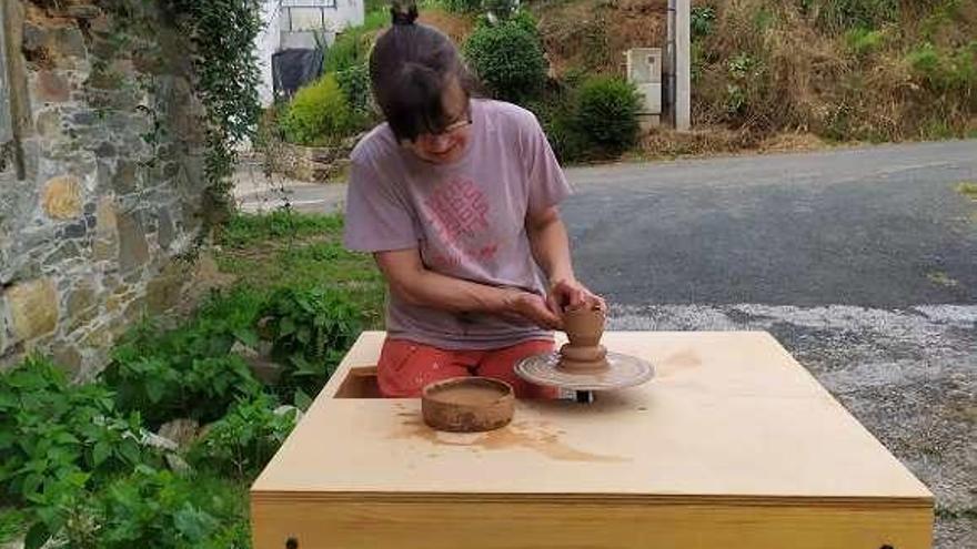 Marila Gómez trabajando en su torno. // Carlos Peteiro