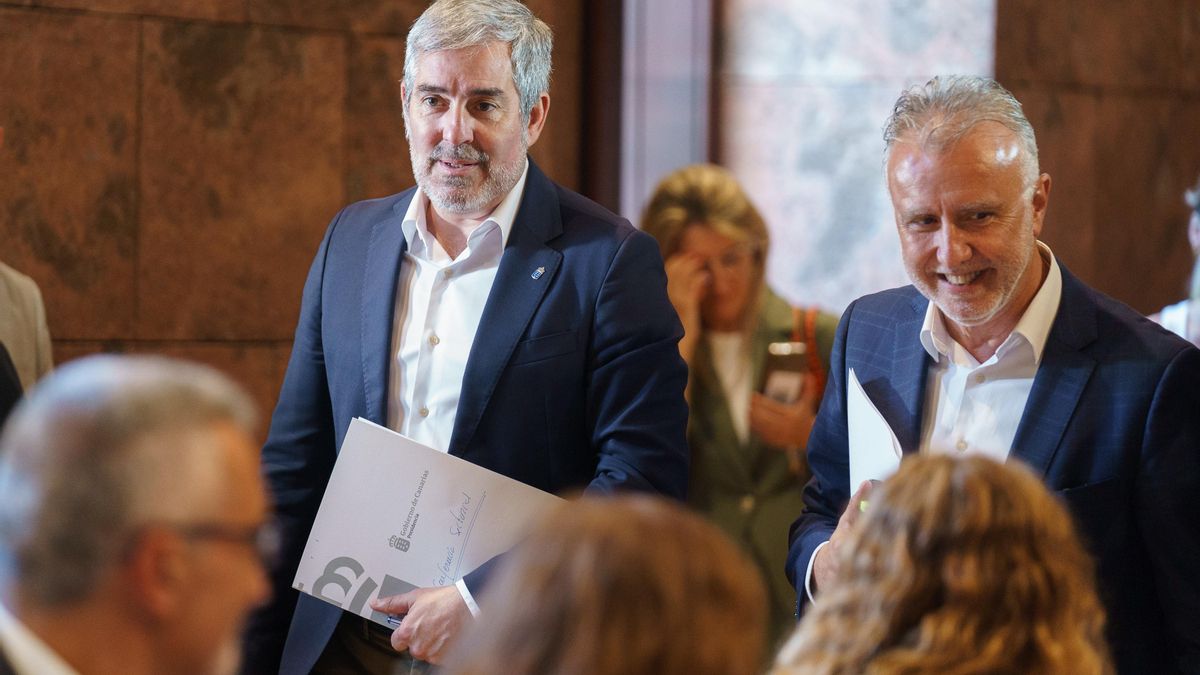 El presidente de Canarias, Fernando Clavijo (i), y el ministro de Política Territorial, Ángel Víctor Torres, a su llegada a la última Conferencia Sectorial de Infancia y Adolescencia celebrada el pasado mes de julio.