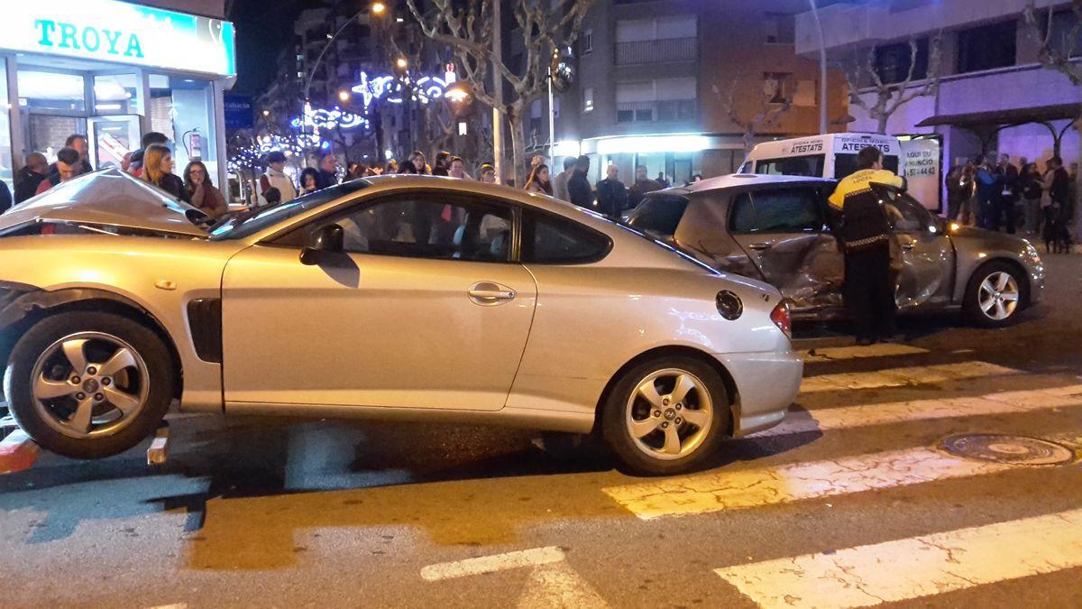 Imagen de archivo de un accidente ocurrido en la confluencia de la avenida Francesc Tàrrega con la calle Pintor Gumbau.