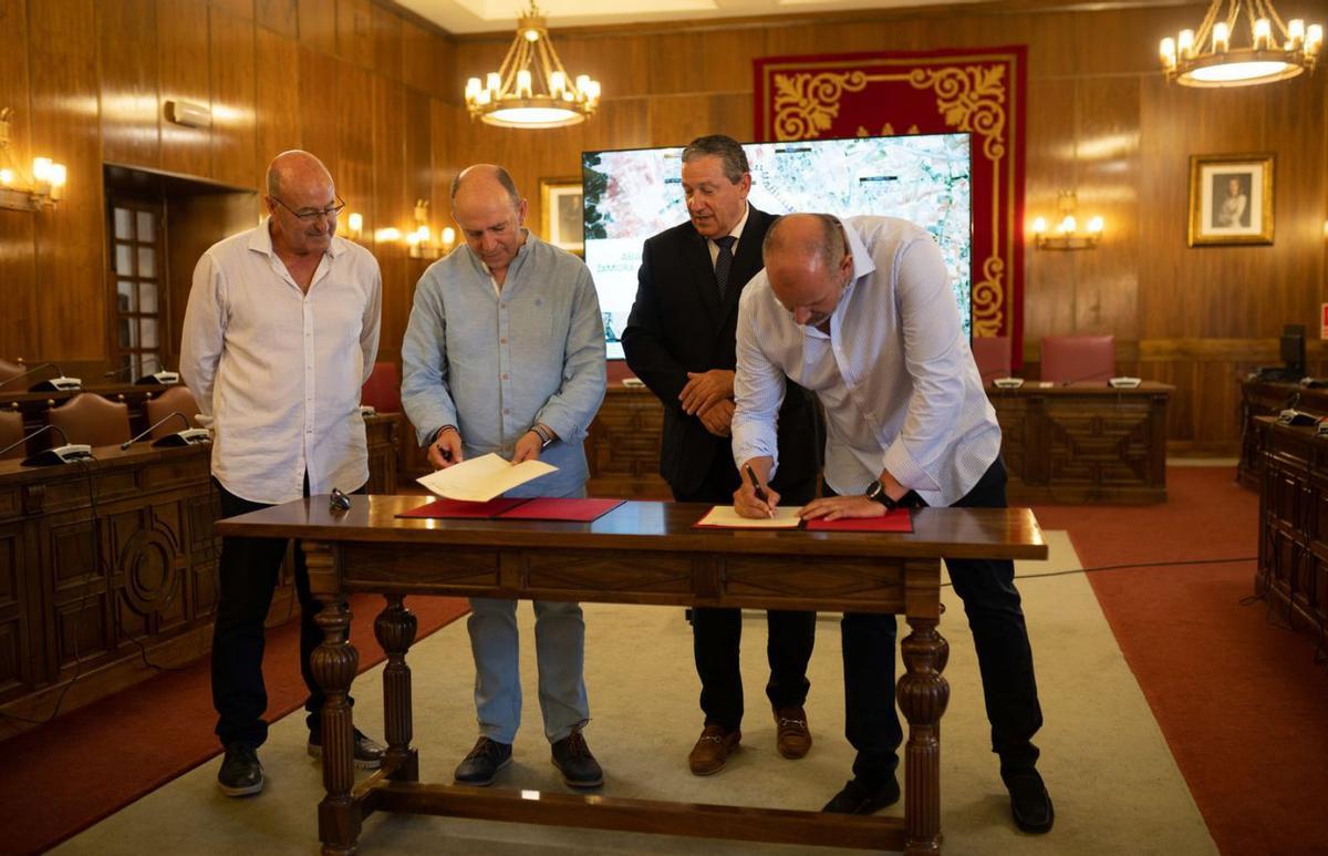 Los alcaldes de La Hiniesta y Roales, y el presidente de la Diputación, firman el convenio para cofinanciar las obras de absatecimiento, en presencia del alcalde de Andavías. | Emilio Fraile