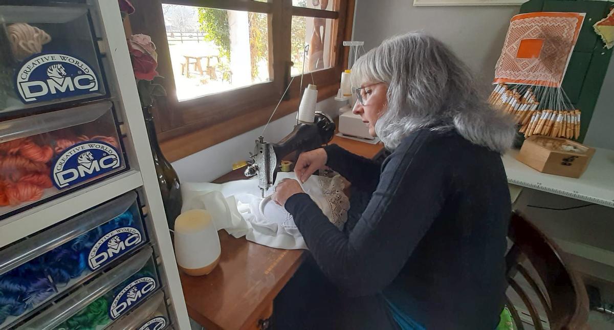 Amparo Pantín, cosiendo en una de sus máquinas en su taller de Corao.