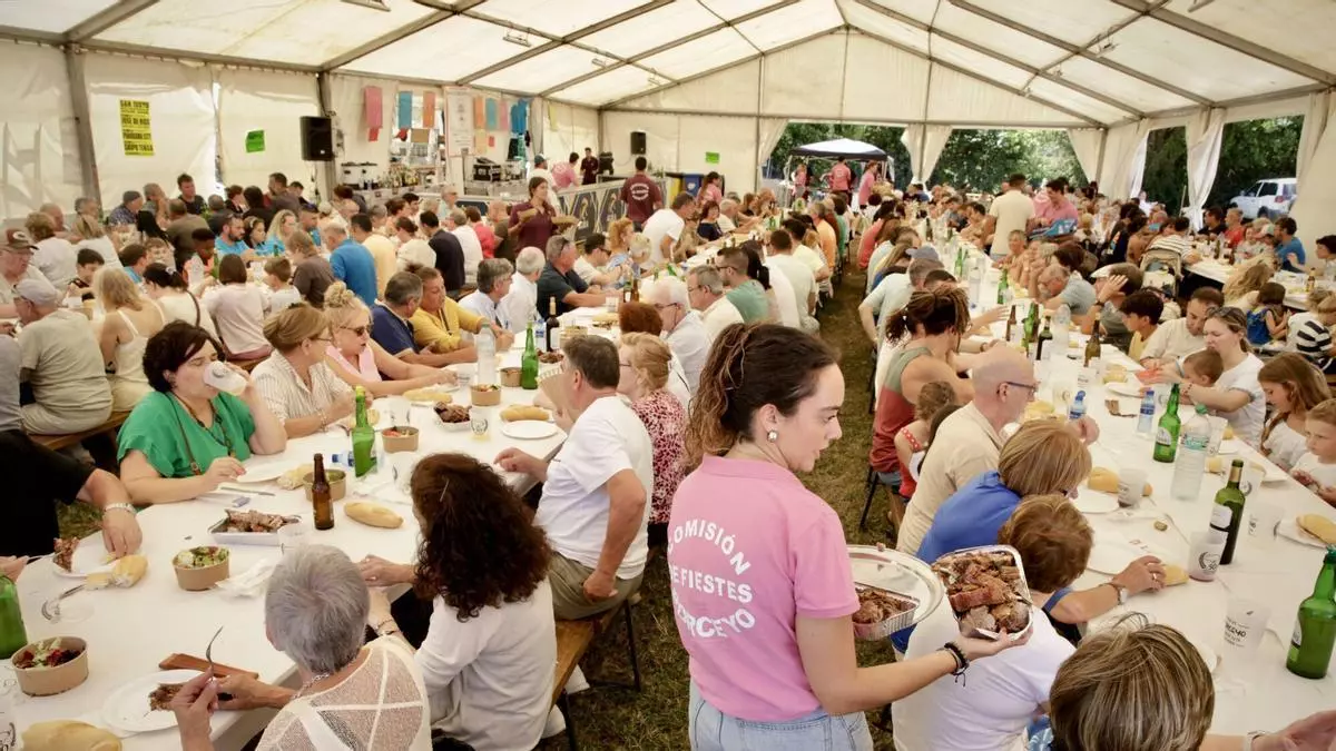 Porceyo se abarrota a mesa puesta con unas fiestas de Santa Isabel "en las que todo el mundo arrima el hombro"