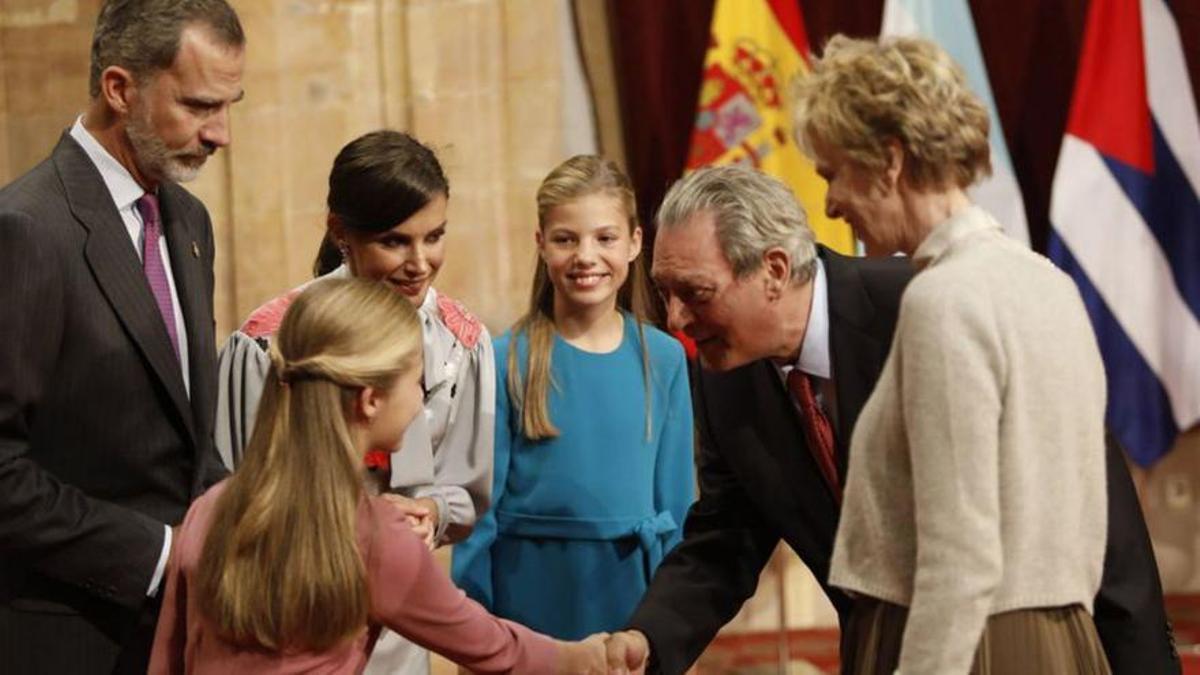 Auster estrecha la mano a la Princesa de Asturias, cuando viajó a Oviedo en 2019. acompañando a su mujer.
