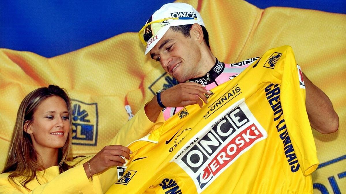 Igor González de Galdeano recibiendo el maillot amarillo