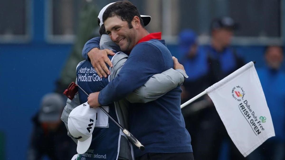 Jon Rahm se abraza con su cadi tras ganar en Irlanda.