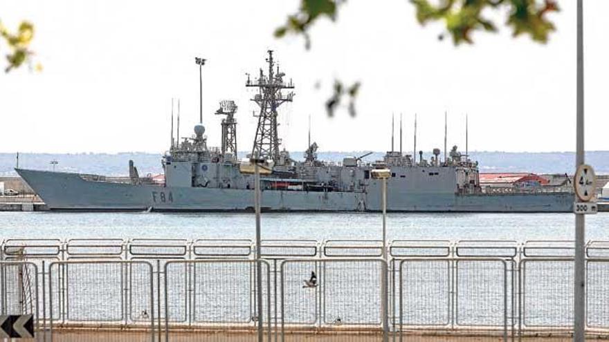 La fragata &quot;Reina Sofía&quot;, ayer en el puerto de Palma.