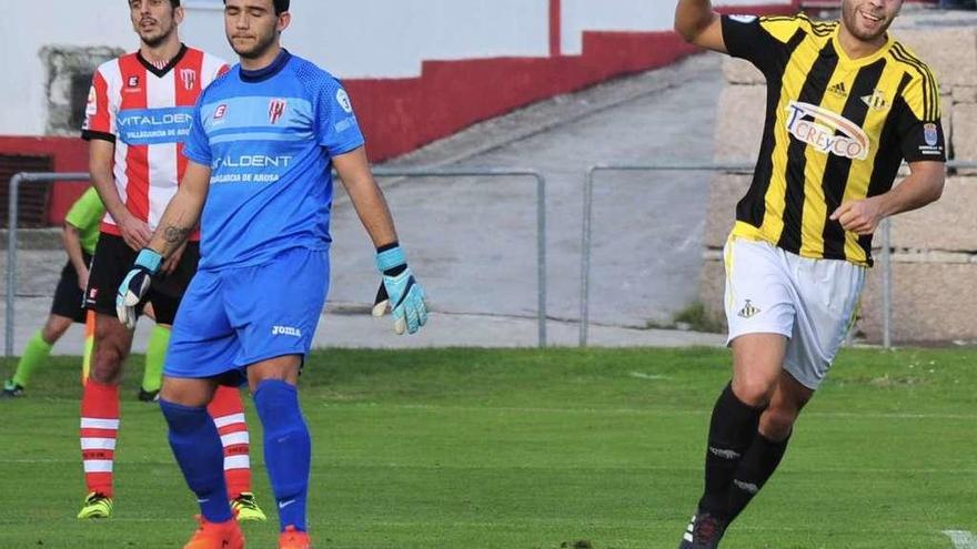 Cerqueiras celebra el único gol del encuentro, con Toño y Capi lamentándose de la acción. // Iñaki Abella